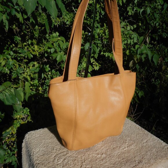 SOLD Coach Lexington Bucket, 4181 in Camel - Picture 2 of 16